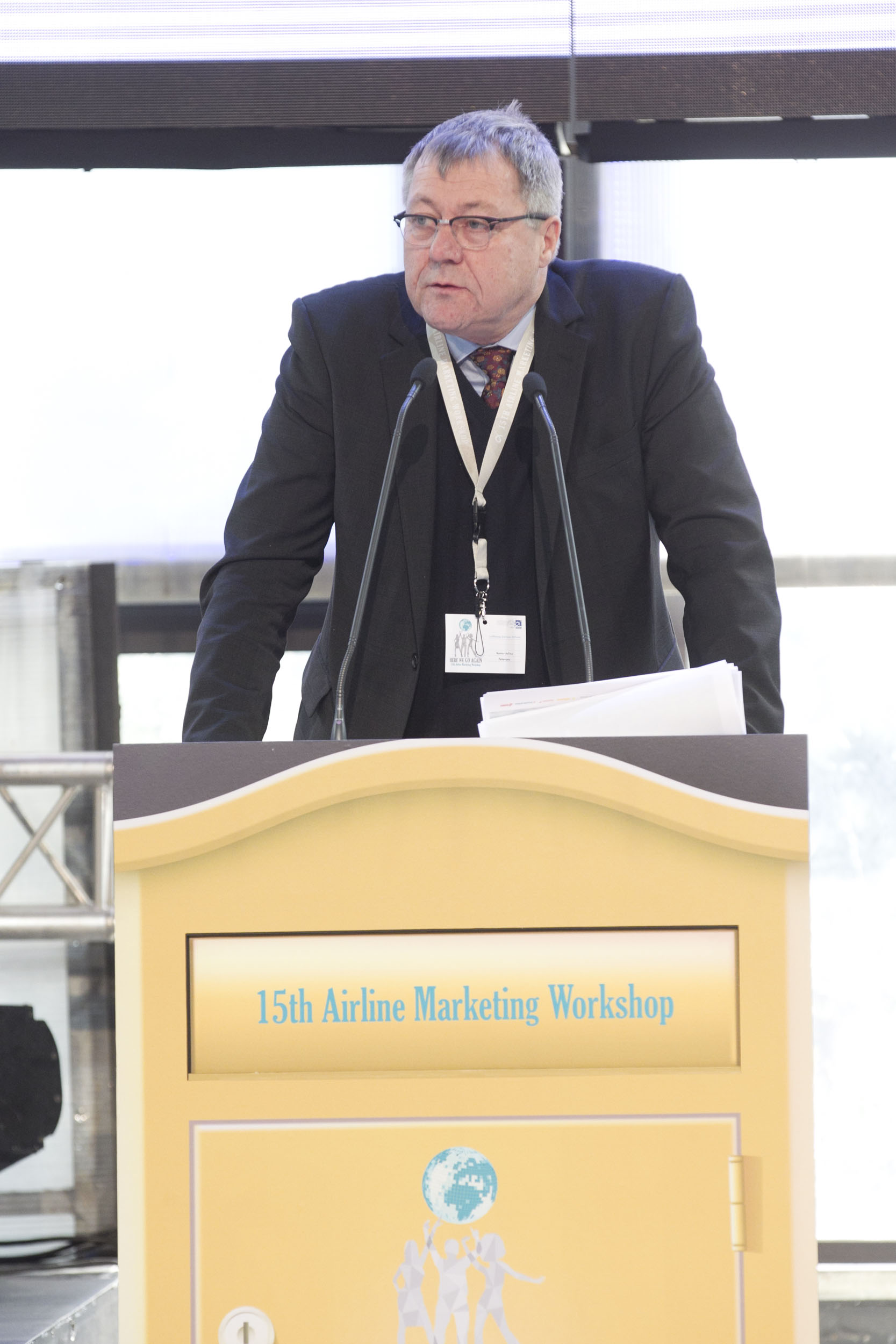 Άνδρας ομιλητής στο Airline Marketing Workshop