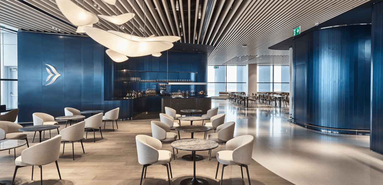 Χώρος business lounge με καρέκλες και μπαρ