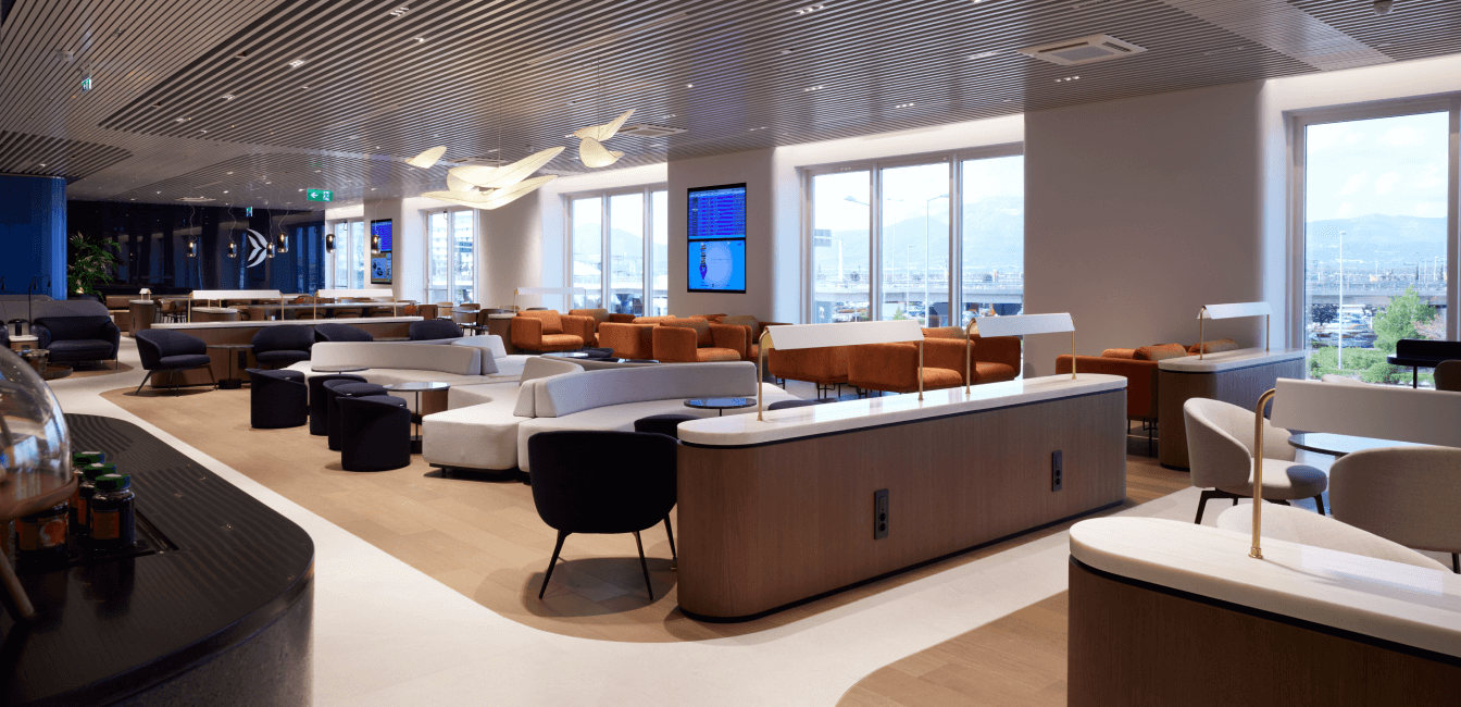 Χώρος business lounge με παράθυρα