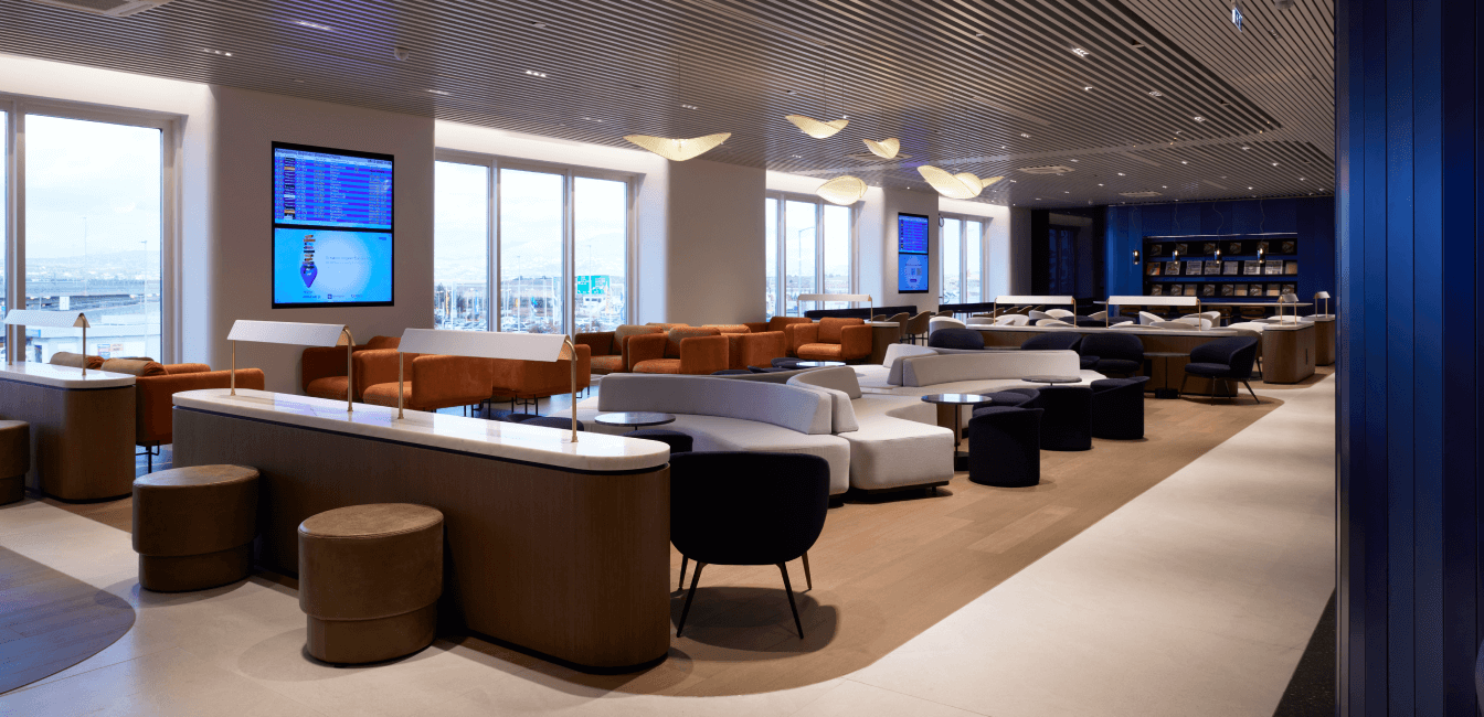 Χώρος business lounge με καναπέδες και πολυθρόνες